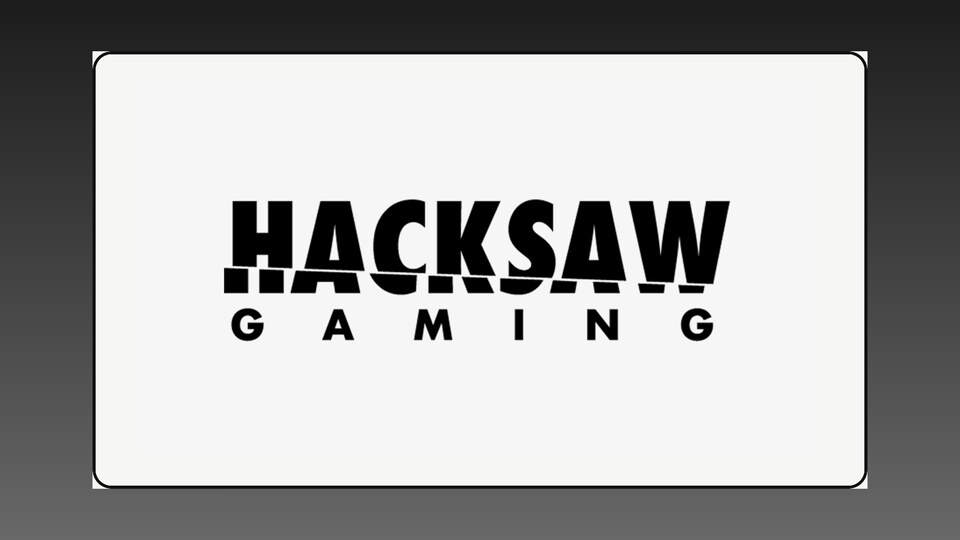 Hacksaw Gamingu ametlik valge sõnamärk muutmata kujul mustal ja laimirohelisel faktikontrolli taustal.