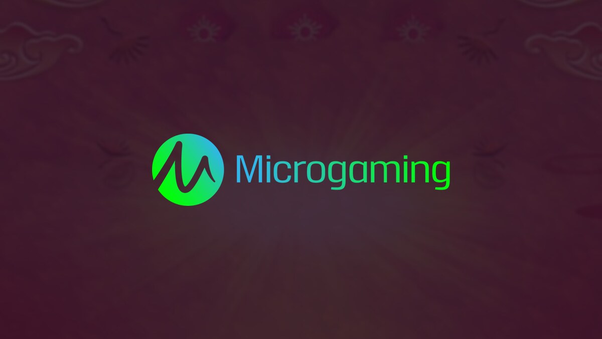 Microgamingu ametlik valge logo muutmata kujul ametliku mängukujunduse tumedal taustal.