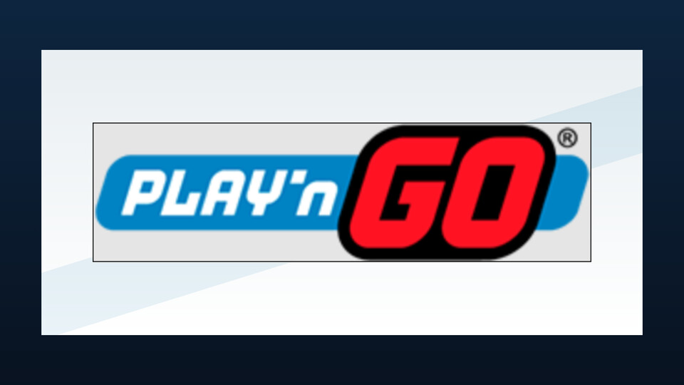 Play’n GO ametlik värviline logo tumedal lillal taustal.