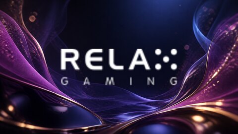 Relax Gamingu ametlik valge logo muutmata kujul tumedal lillal algupärasel mängustuudio taustal.